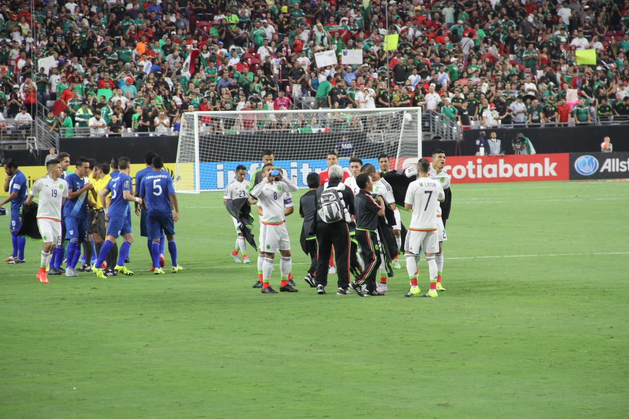 Un estadio repleto se vistió de los colores de la bandera de México, donde la afición mexicana se hizo mayoría y grita a todo pulmón para darle fuerza a su equipo en este súper partido de la #CopaOro.