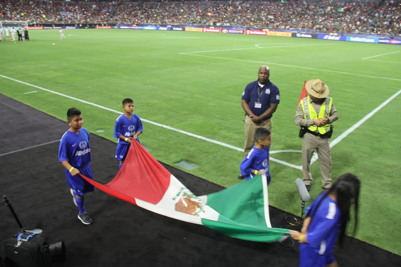 Un estadio repleto se vistió de los colores de la bandera de México, donde la afición mexicana se hizo mayoría y grita a todo pulmón para darle fuerza a su equipo en este súper partido de la #CopaOro.