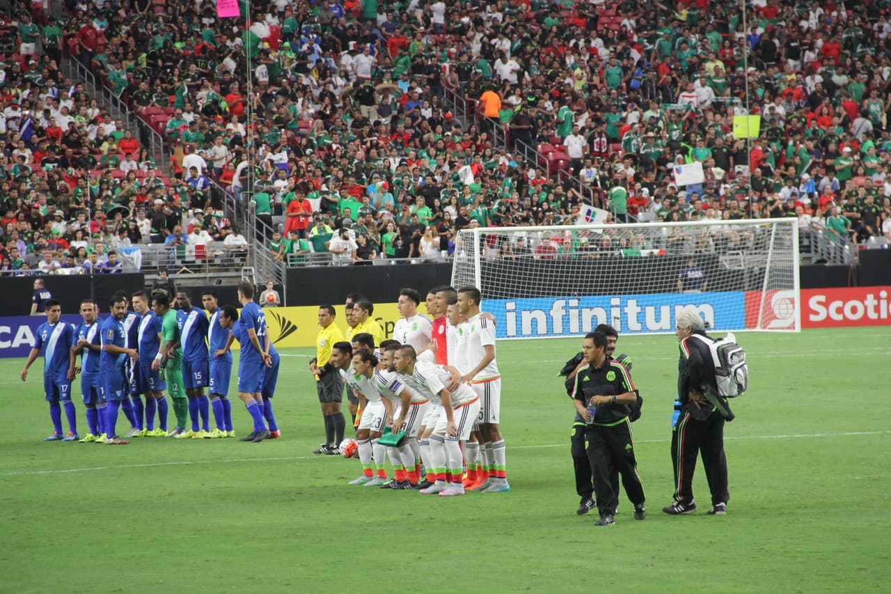 Un estadio repleto se vistió de los colores de la bandera de México, donde la afición mexicana se hizo mayoría y grita a todo pulmón para darle fuerza a su equipo en este súper partido de la #CopaOro.