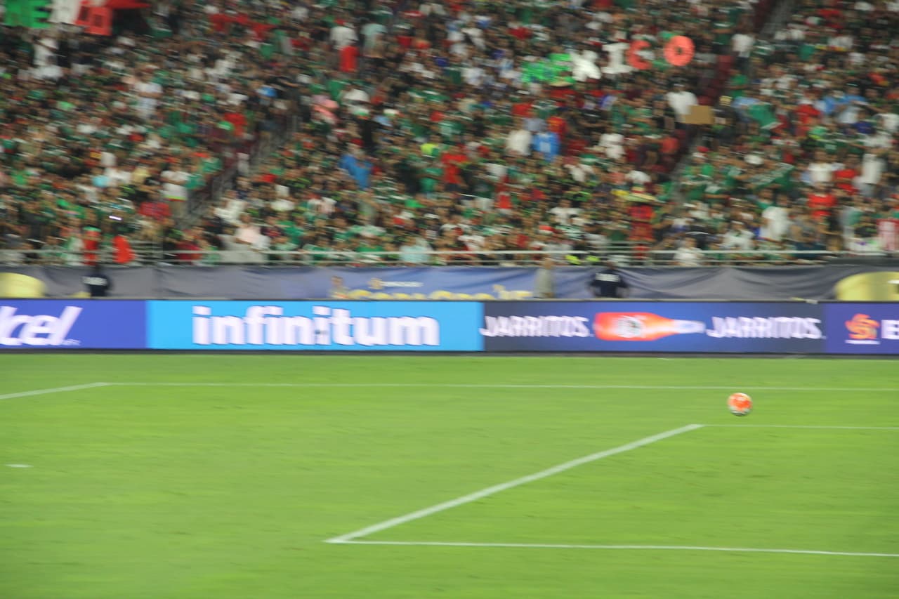 Un estadio repleto se vistió de los colores de la bandera de México, donde la afición mexicana se hizo mayoría y grita a todo pulmón para darle fuerza a su equipo en este súper partido de la #CopaOro.
