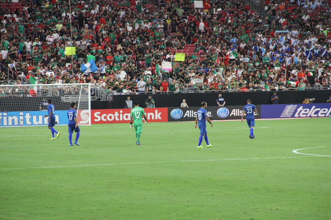 Un estadio repleto se vistió de los colores de la bandera de México, donde la afición mexicana se hizo mayoría y grita a todo pulmón para darle fuerza a su equipo en este súper partido de la #CopaOro.