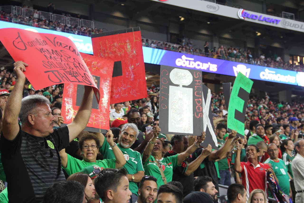 Un estadio repleto se vistió de los colores de la bandera de México, donde la afición mexicana se hizo mayoría y grita a todo pulmón para darle fuerza a su equipo en este súper partido de la #CopaOro.