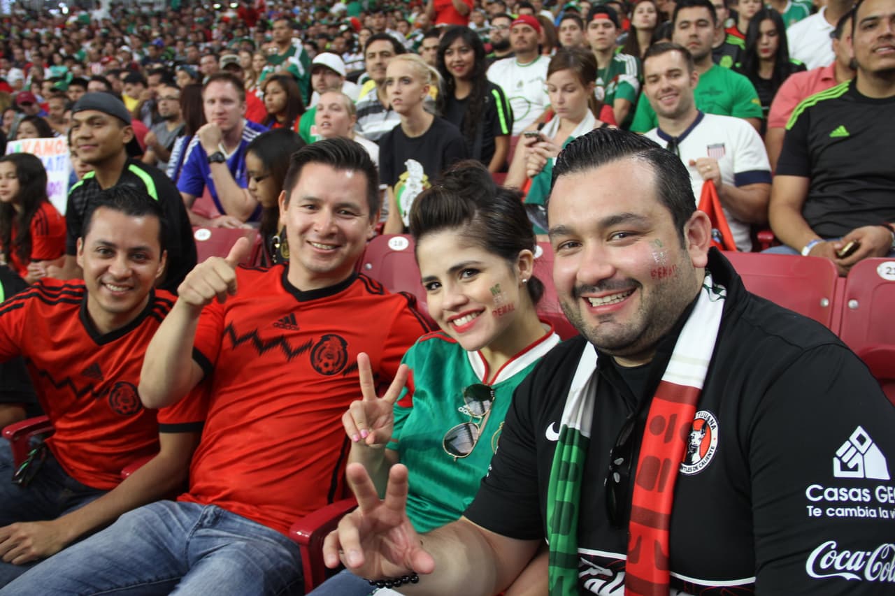 Un estadio repleto se vistió de los colores de la bandera de México, donde la afición mexicana se hizo mayoría y grita a todo pulmón para darle fuerza a su equipo en este súper partido de la #CopaOro.