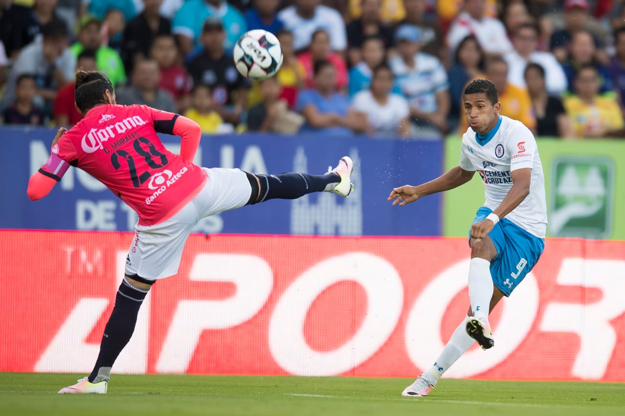 Action photo during the match Morelia vs Cruz Azul, Corresponding for Week 13 of the 2016 Apertura League BBVA Bancomer MX at Azul Stadium. Foto de accion durante el partido Morelia vs Cruz Azul, Correspondiente a la Jornada 13 del Torneo Apertura 2016 de la Liga BBVA Bancomer MX, en el Estadio Azul , en la foto: (i-d) Carlos Adrian Morales de Morelia y Joao Rojas de Cruz Azul 15/10/2016/MEXSPORT/Omar Martinez.