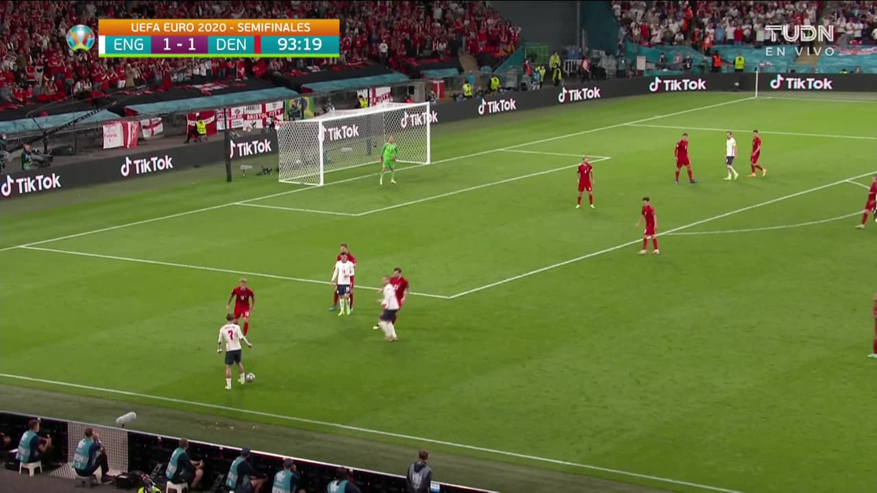 ¡TIRO ATAJADO! disparo por Harry Kane.