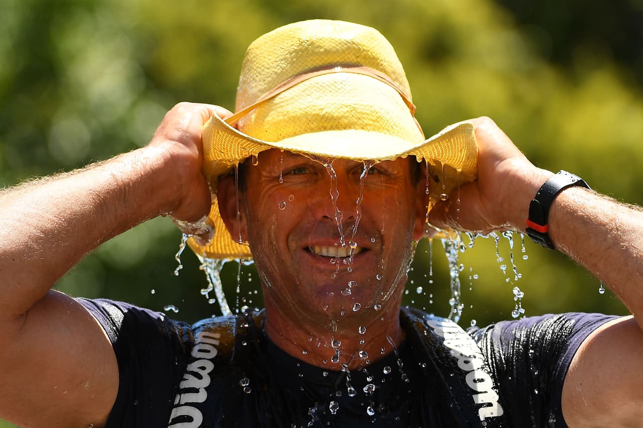 El clima caluroso fue de nuevo uno de los invitados en Australia, con temperaturas que llevan a los fanáticos a buscar refresco.