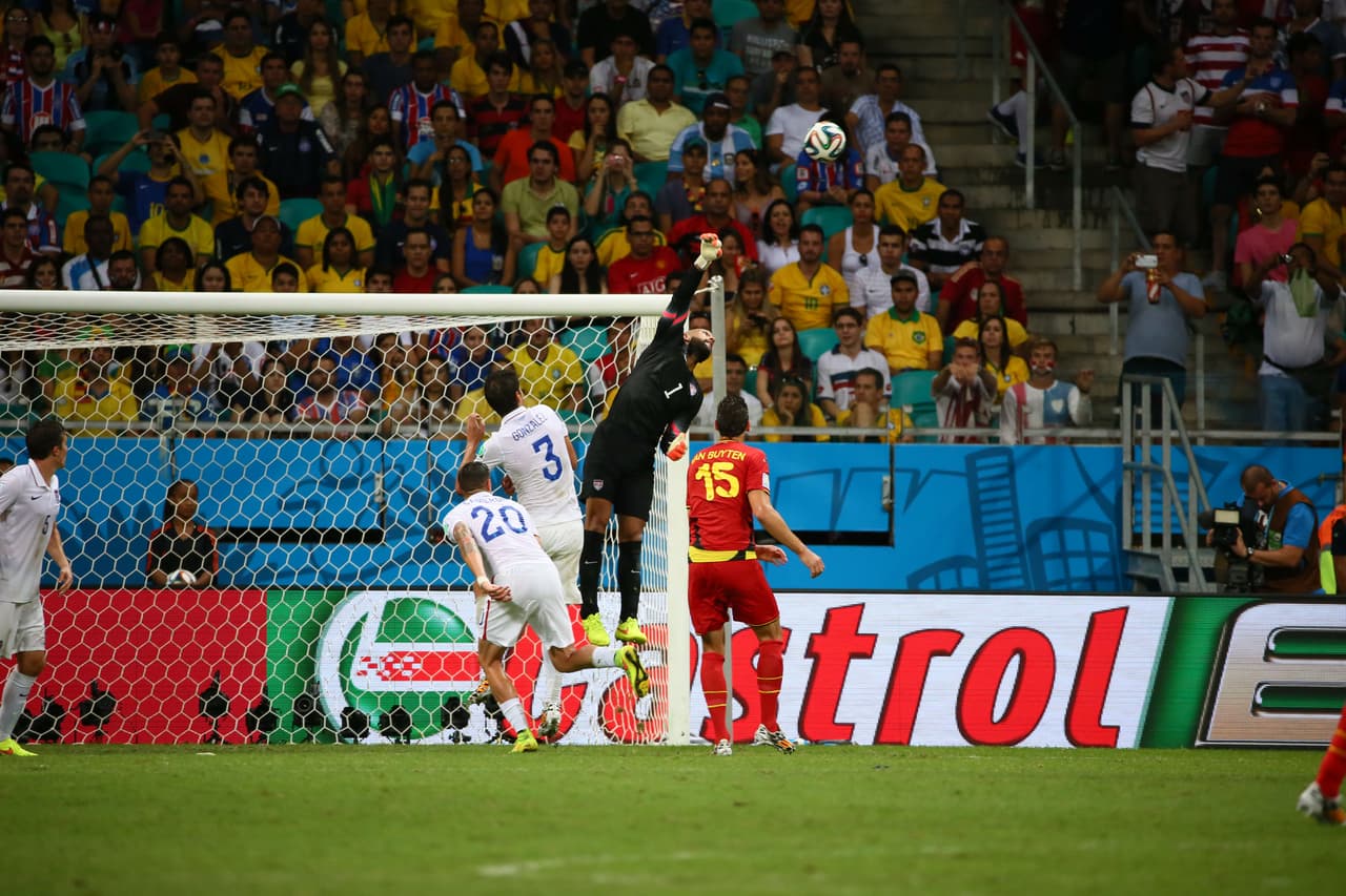 La actuación del arquero estadounidense generó de inmediato las reacciones en Internet, al punto que un creativo usuario advirtió en Wikpedia que Howard era el nuevo 'Secretario de Defensa de Estados Unidos'.