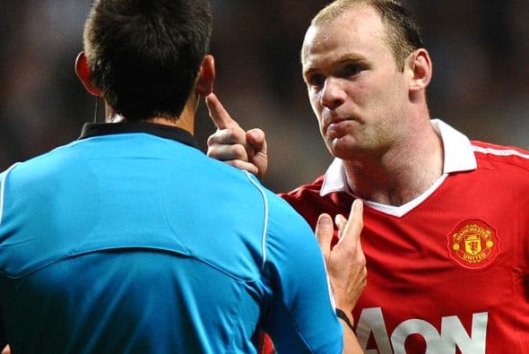 Vaya que si estaba molesto Rooney. Debería haber empleado toda esa energía en su búsqueda por una anotación.