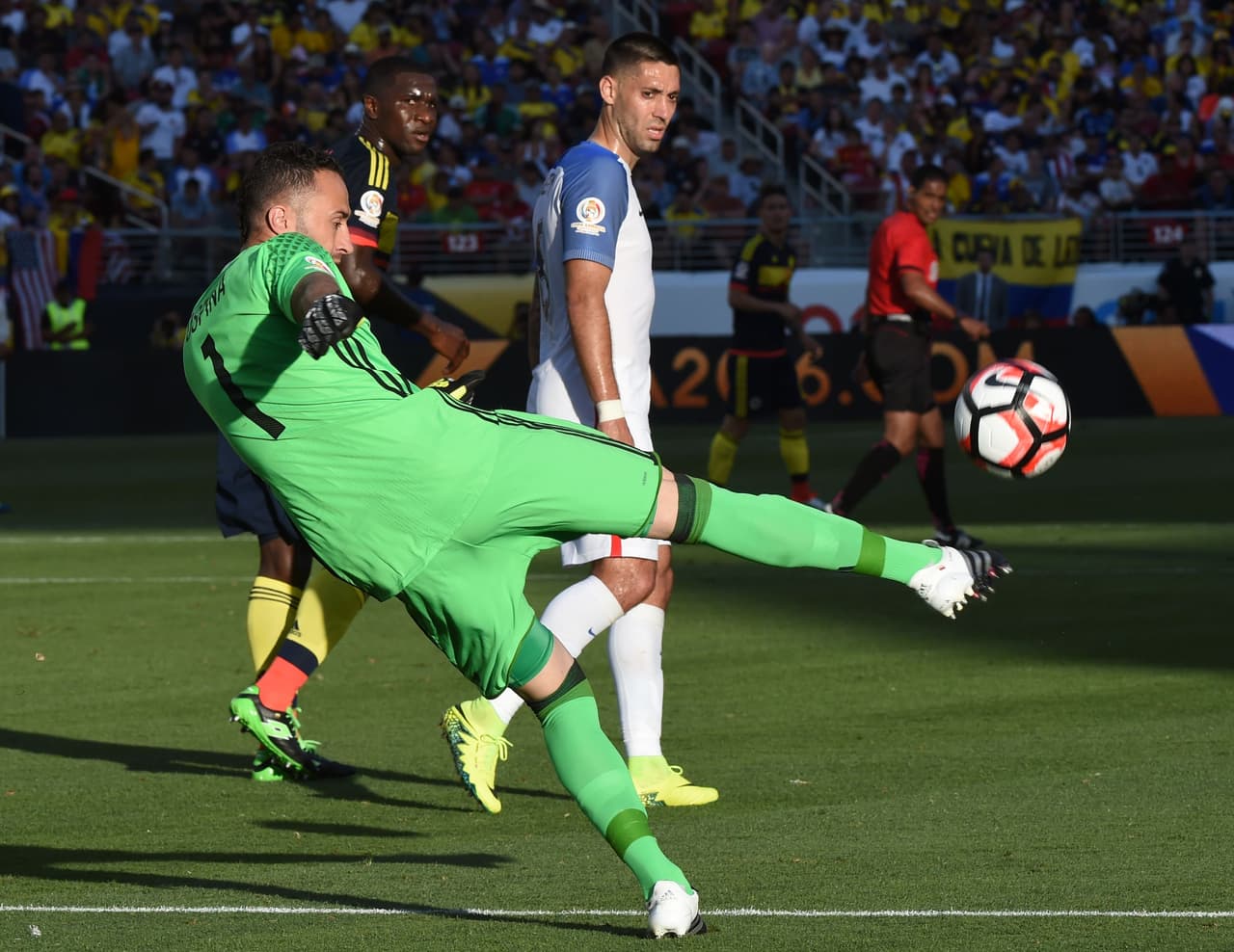 El portero de Colombia, David Ospina, no tuvo mayor compromiso durante el partido.