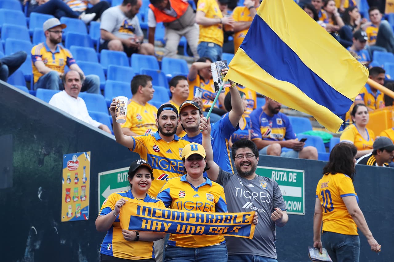 Aficionados de Tigres, mayoritariamente, y del León, tomaron por 'asalto' las inmediaciones del Estadio Universitario para atestiguar el juego de Ida de la Final del Clausura 2019 de la Liga MX en Monterrey. Se esmeraron y le pusieron un fantástico ambiente.