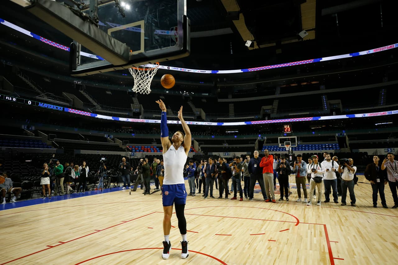 Previo al partido contra los Dallas Mavericks de Luka Doncic, el equipo de Detroit reconoció la duela de la Ciudad de México.