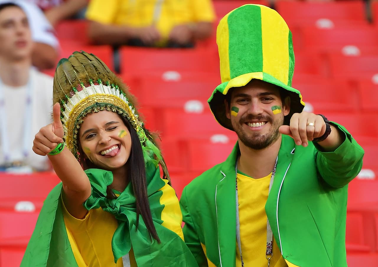 Moscow (Russian Federation), 27/06/2018.- Supporters of Brazil cheer prior to the FIFA World Cup 2018 group E preliminary round soccer match between Serbia and Brazil in Moscow, Russia, 27 June 2018. (RESTRICTIONS APPLY: Editorial Use Only, not used in association with any commercial entity - Images must not be used in any form of alert service or push service of any kind including via mobile alert services, downloads to mobile devices or MMS messaging - Images must appear as still images and must not emulate match action video footage - No alteration is made to, and no text or image is superimposed over, any published image which: (a) intentionally obscures or removes a sponsor identification image; or (b) adds or overlays the commercial identification of any third party which is not officially associated with the FIFA World Cup) (Mundial de Fútbol, Brasil, Moscú, Rusia) EFE/EPA/PETER POWELL EDITORIAL USE ONLY