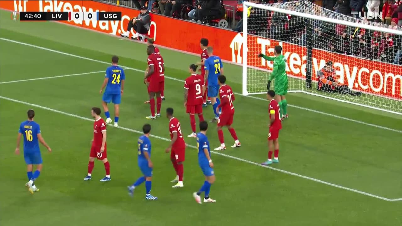 ¡GOL!  anota para Liverpool. Ryan Gravenberch