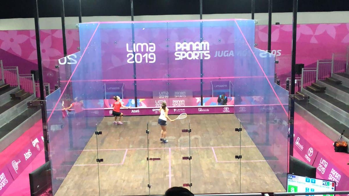 El equipo femenil de squash, conformado por Samantha Terán, Dina Anguiano y Diana García, pierde 2-0 ante Estados Unidos y con este resultado obtiene el tercer lugar de la justa continental.