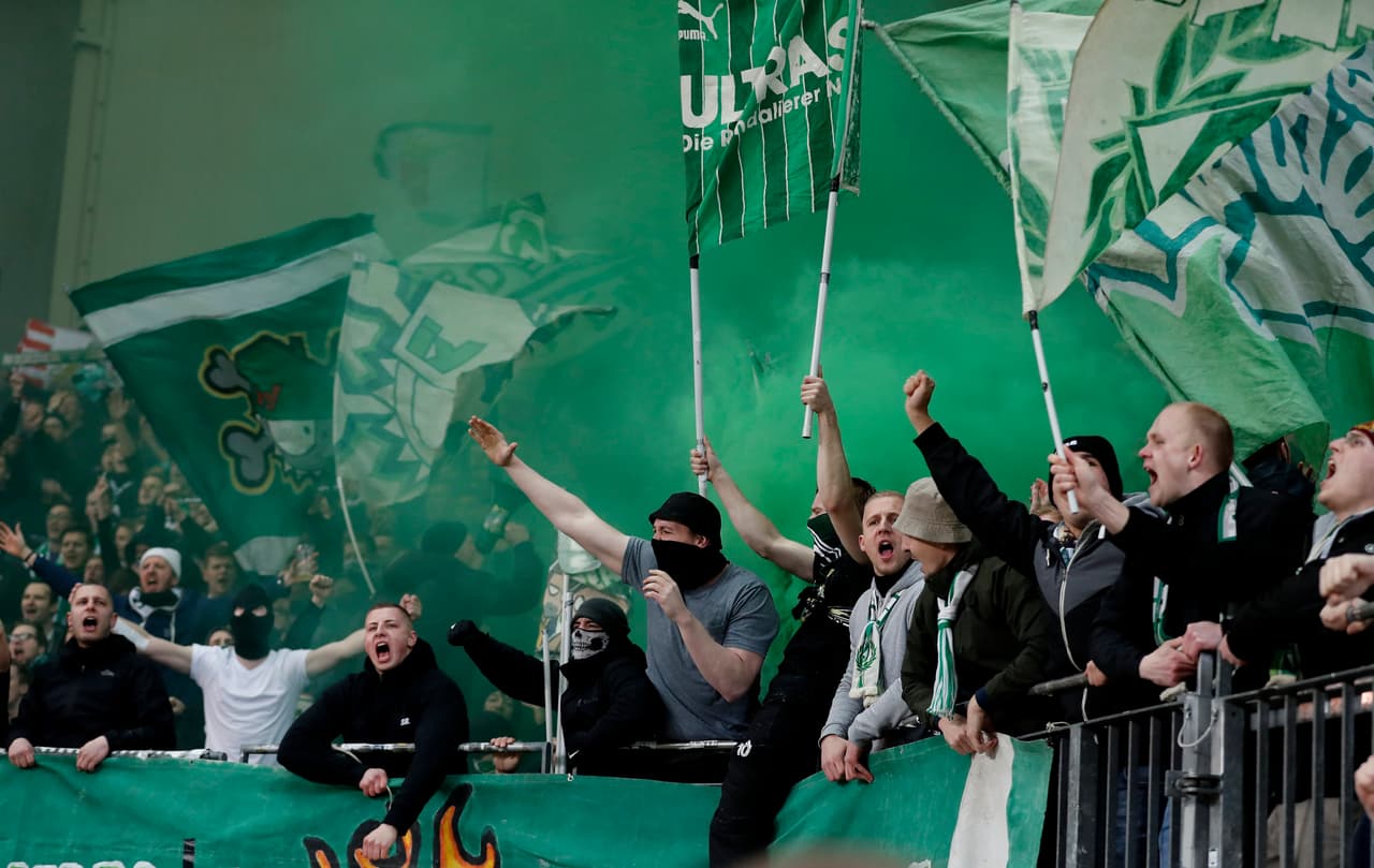 La afición del Bremen lo festejó y puso el color en las graderías siendo visitantes.