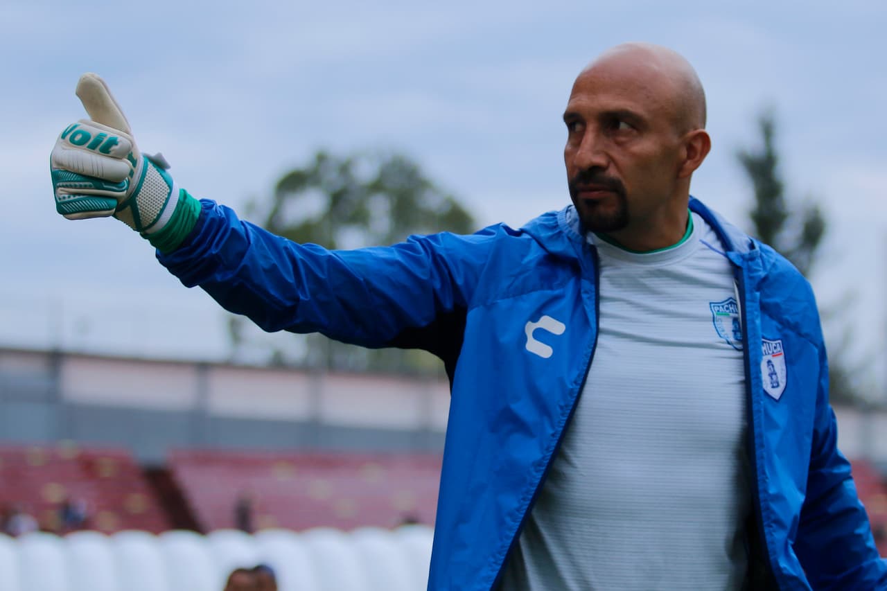 Óscar Pérez cumplió 25 años de carrera pero tuvo que festejar desde la banca.
