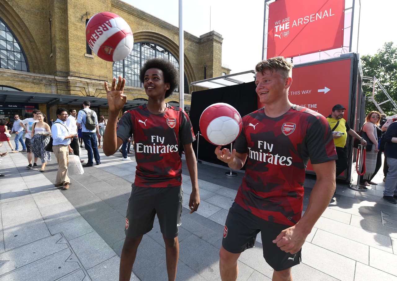 Así mismo se presentó la segunda camiseta del equipo, que por primera vez desde que Puma es patrocinador desde 2014 tiene colores oscuros.