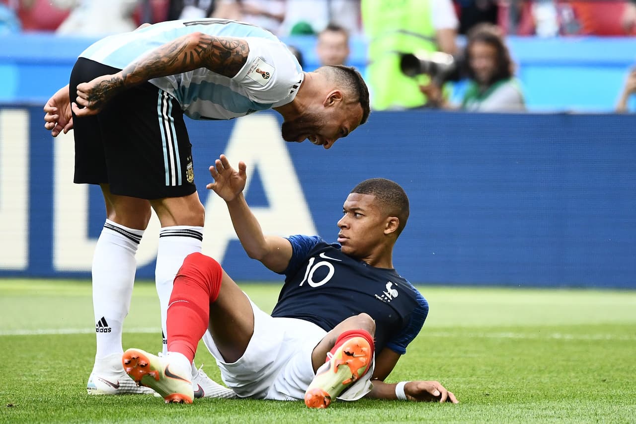 Los tenía a todos desencajados. Nicolás Otamendi, Javier Mascherano, Marcos Rojo, Gabriel Mercado y demás le pegaron cuando pudieron en la primera mitad.