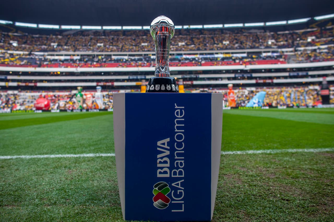 Parece que México no se quiere quedar atrás y comienza a fichar o al menos a contactar elementos de renombre para que formen parte del fútbol mexicano.