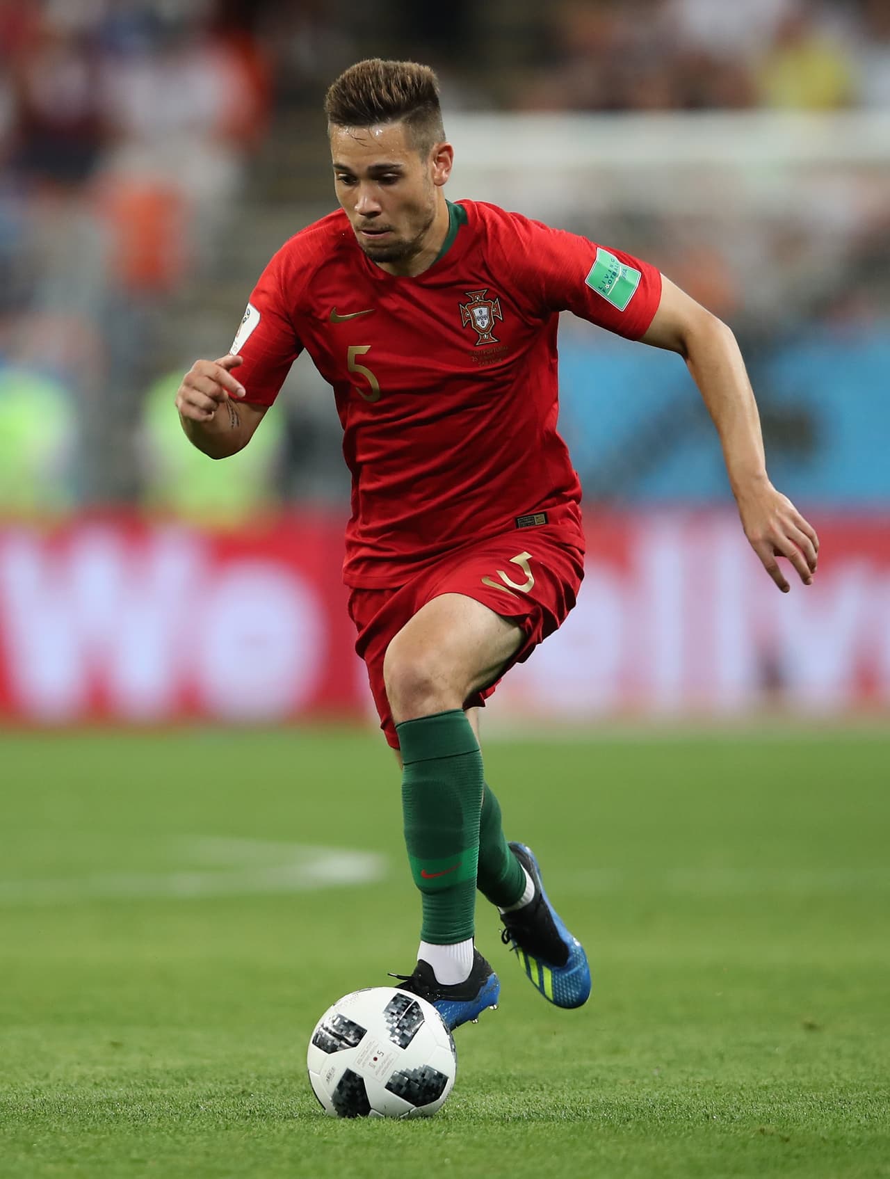 Paris Saint-Germain sigue pensando en grandes fichajes y uno de ellos sería el lateral Raphaël Guerreiro, para ocupar el lugar de Yuri Berchiche.