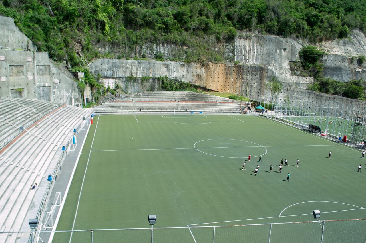 <b>Estadio Cocodrilos Sports Park (Venezuela) - </b>Es del Caracas Fútbol Club, equipo de primera división y está junto a una carretera y una montaña. Barreras de metal y concreto evitan deslizamientos de tierra.