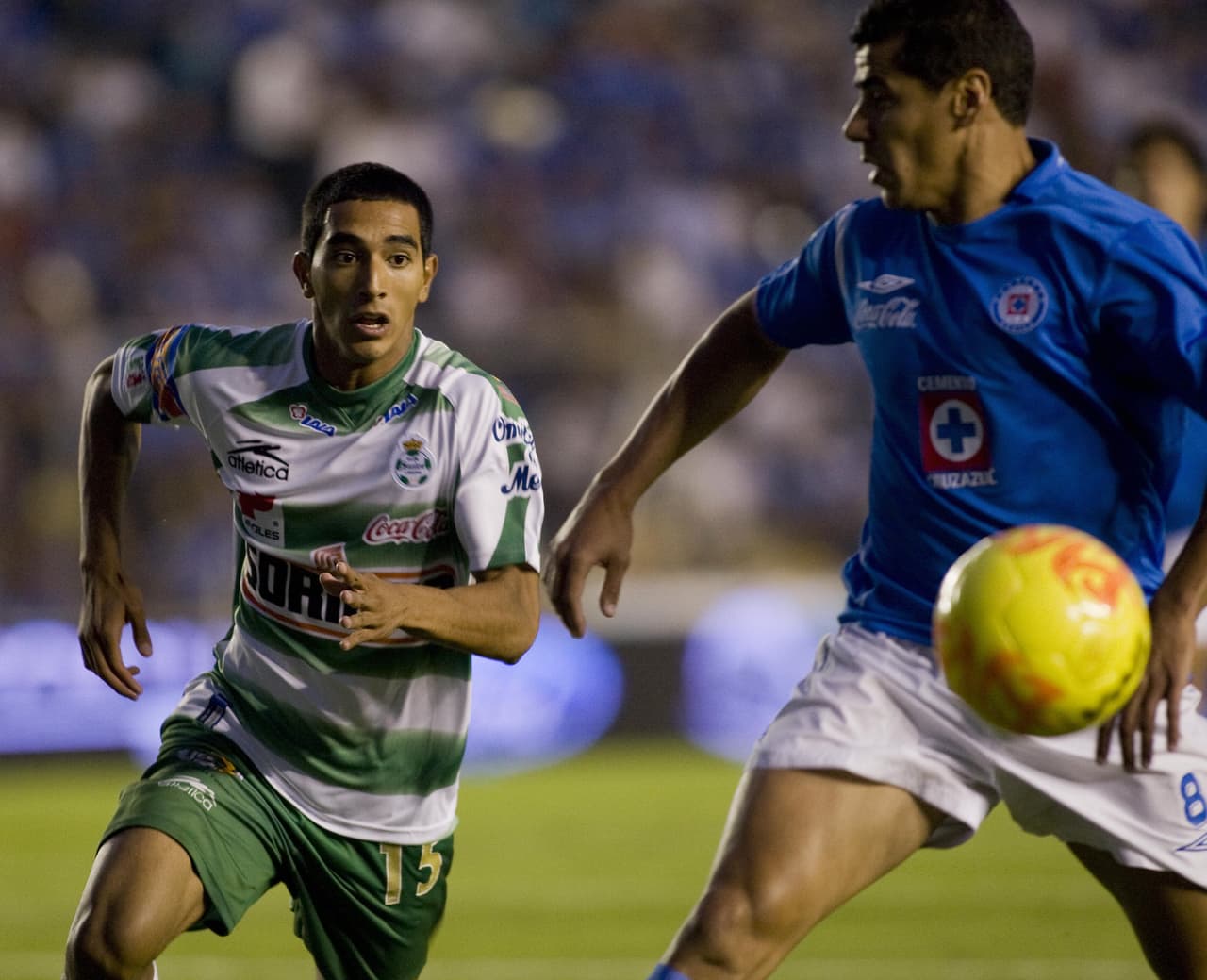 Edgar Castillo comenzó su carrera profesional con el Santos Laguna en 2005 e incluso fue campeón con el equipo en el Clausura del 2008. Anotó 3 goles con el equipo.