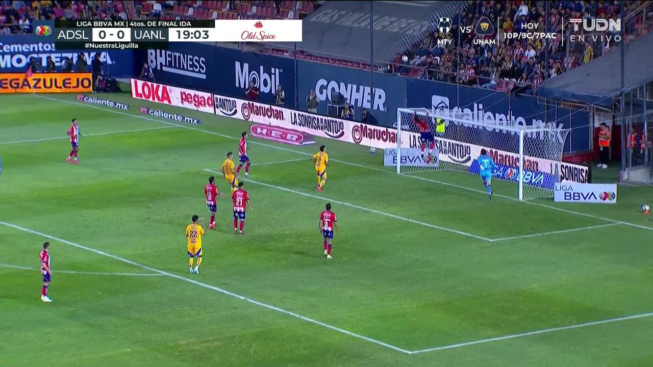 ¡CERCA! Uriel Antuna disparó que se estrella en el poste.