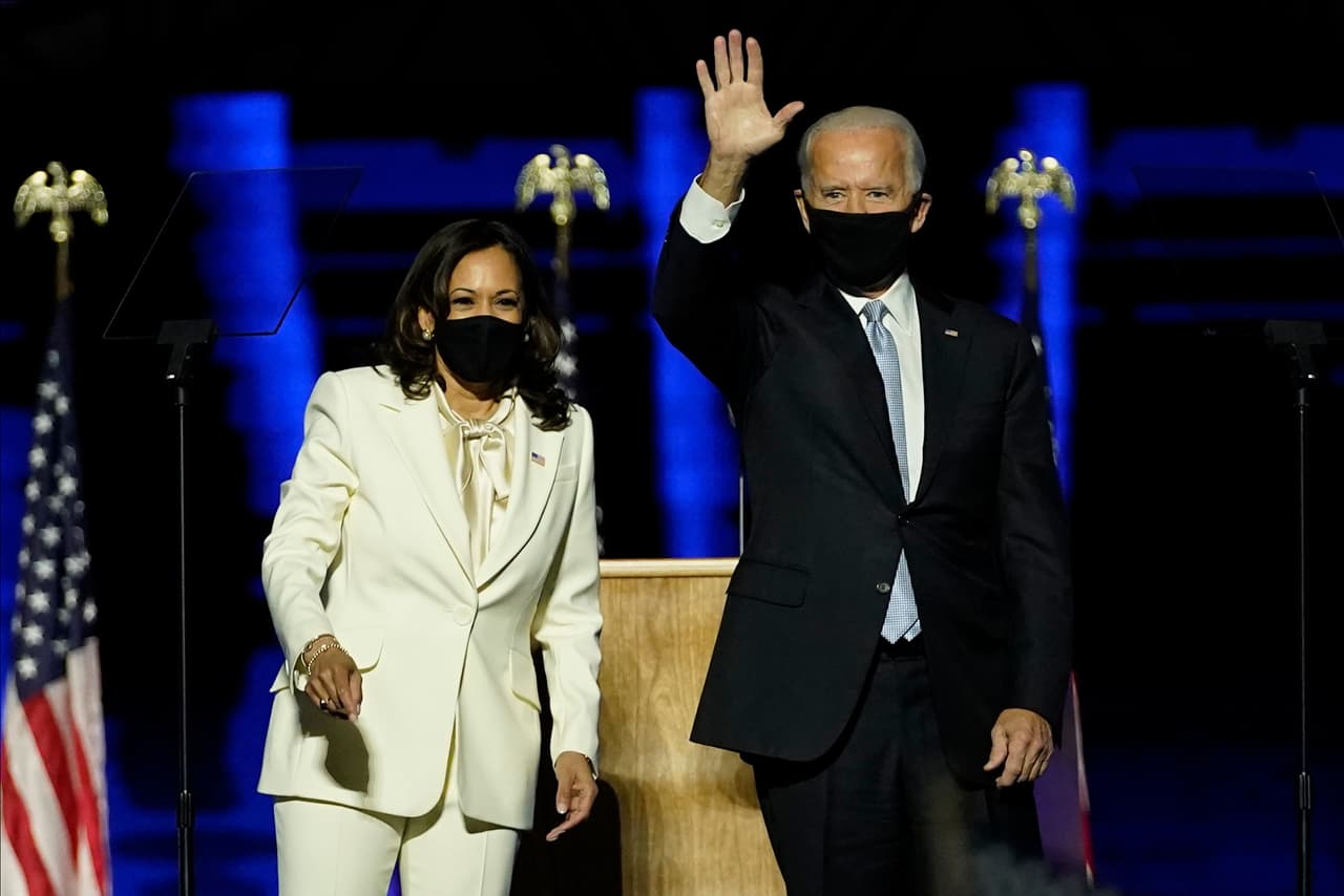 <a href="https://www.univision.com/temas/joe-biden"><b>Joe Biden</b></a>
<b> y <a href="https://www.univision.com/temas/kamala-harris">Kamala Harris</a> saludan victoriosos a sus seguidores en Wilmington, Delaware (7 de noviembre de 2020). </b>Luego de varios días de tensión, entre la solicitud de los republicanos de detener los conteos y la de los demócratas de contabilizar cada sufragio, la mayoría de los medios comenzó a pronosticar la victoria de la fórmula presidencial demócrata.
<b> </b>
<a href="https://www.univision.com/noticias/elecciones-en-eeuu-2020/joe-biden-en-fotos-medio-siglo-en-la-vida-politica-de-eeuu-fotos"><u>Biden será el presidente 46 de Estados Unidos</u></a> y
<a href="https://www.univision.com/noticias/elecciones-en-eeuu-2020/la-vida-en-fotos-de-kamala-harris-la-primera-mujer-en-lograr-la-vicepresidencia-de-eeuu-fotos"><u>Harris la primera mujer y primera hija de inmigrantes en ser vicepresidenta</u></a>.