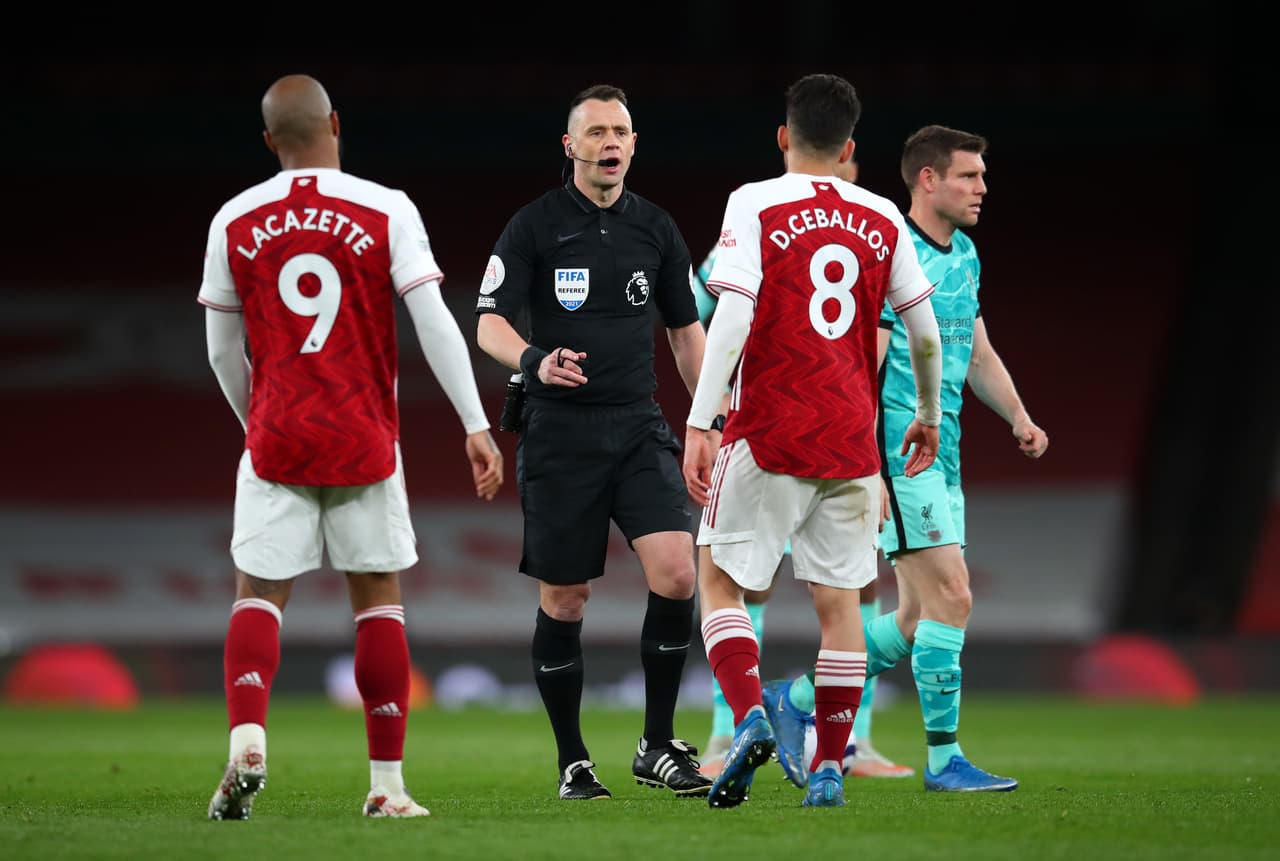 El Arsenal lucía desordenado en toda la parte complementaria y se desquitaban con el árbitro.
<br>