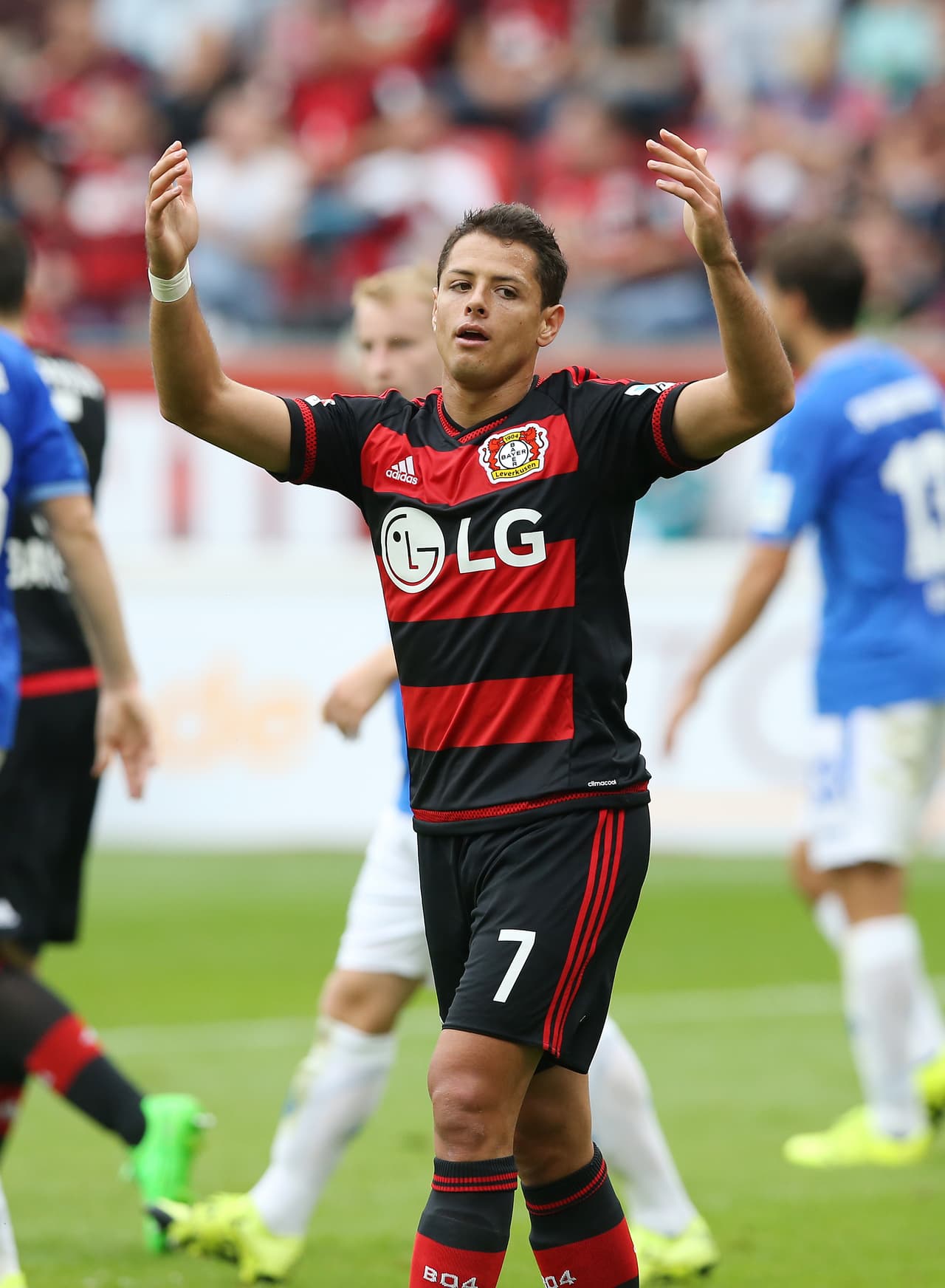 Chicharito disputó sus primeros minutos en la Bundesliga.