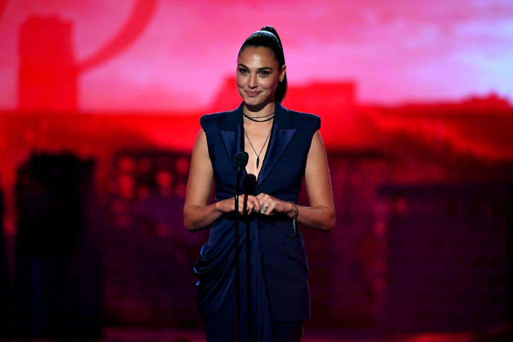 La primera aparición de la malvada hechicera sucedió en 1949 en el universo de DC.