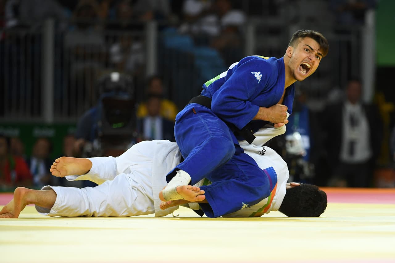 El Judoca italiano Fabio Basile celebra al ganar el oro en la categoría de 66 kilogramos.