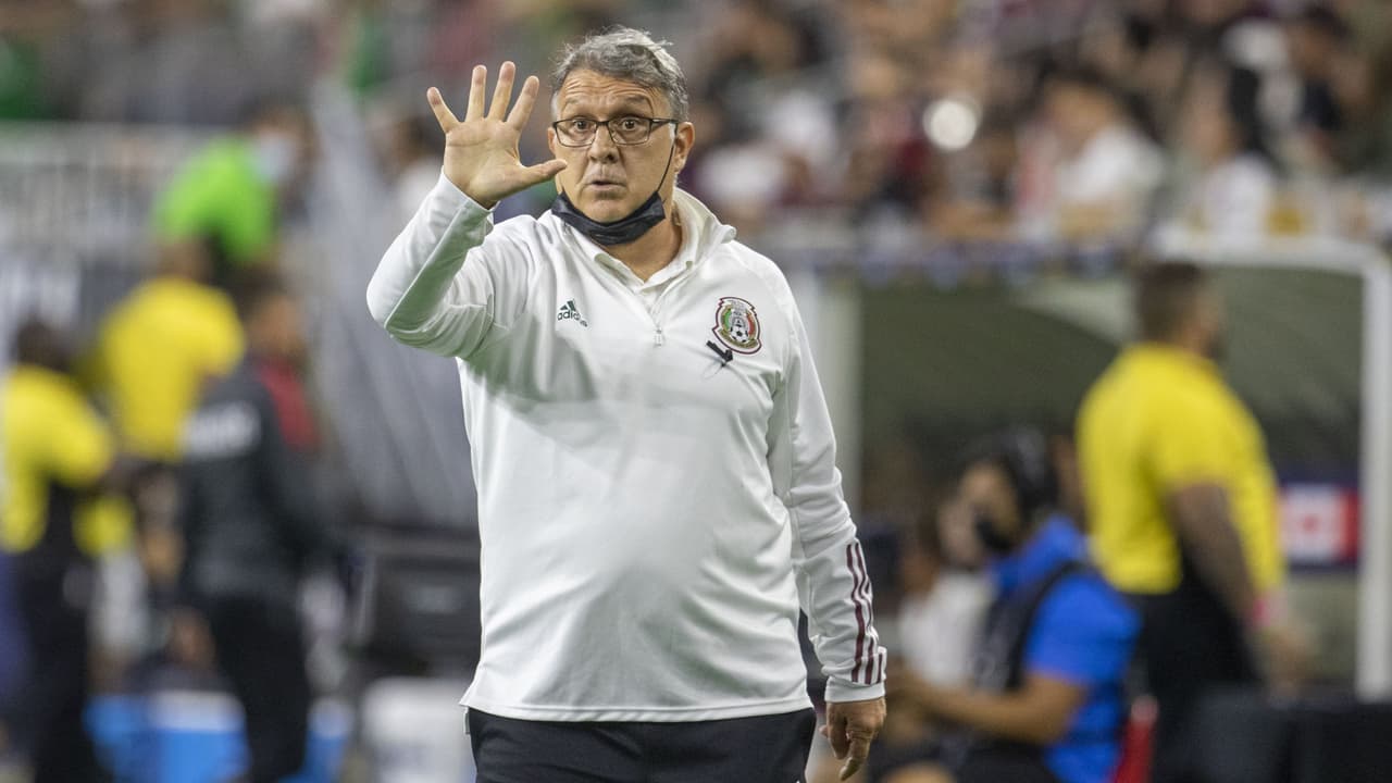 Santiago Giménez sería el delantero elegido por 'Tata' Martino