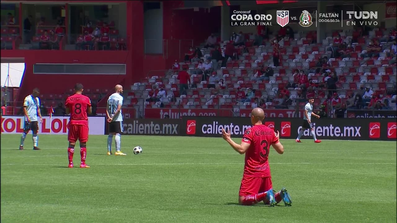 Arranca el partido y la pelota está en juego.