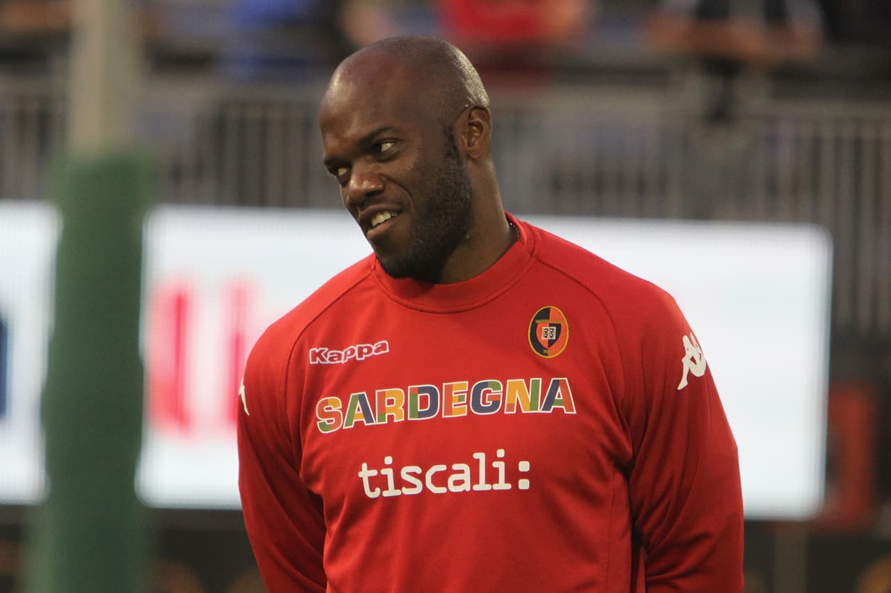 El hondureño David Suazo dejó el fútbol con 33 años producto de una lesión de rodilla. Comenzó como una molestia pero terminó por dejarlo fuera de las canchas de manera definitiva.