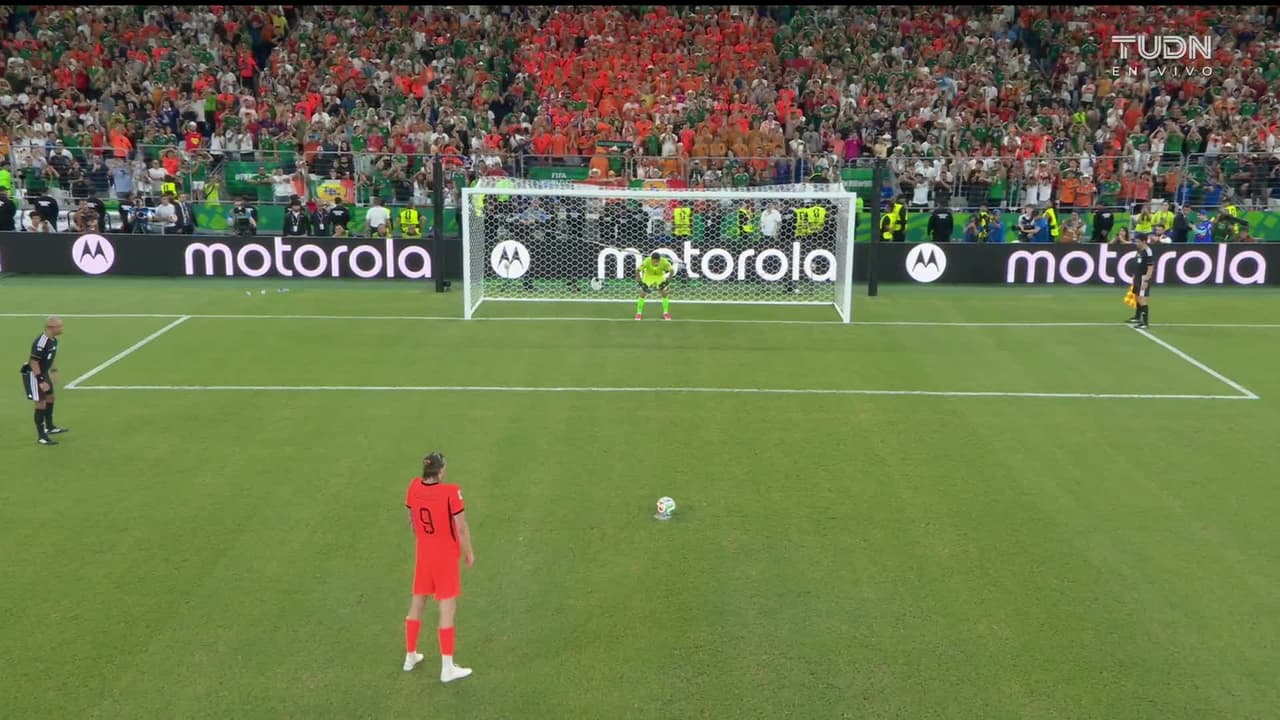 ¡GOL!  anota para Holanda. Wout Weghorst