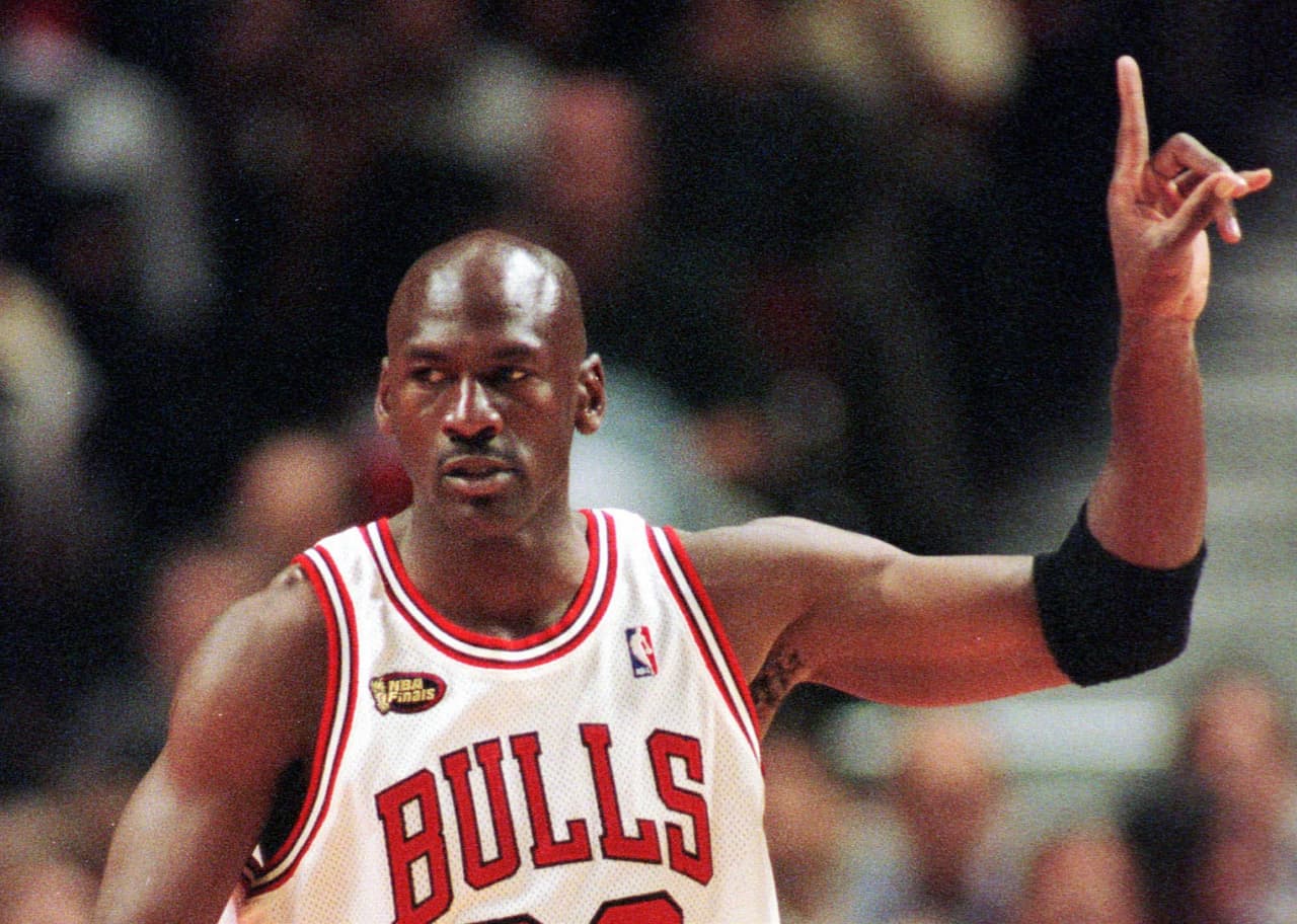 <b>Michael Jordan</b>
<br>Después de ser tres veces campeón de la NBA, Jordan anunció su retiro en 1993 (motivado por la muerte de su padre) y decidió brincar al béisbol.