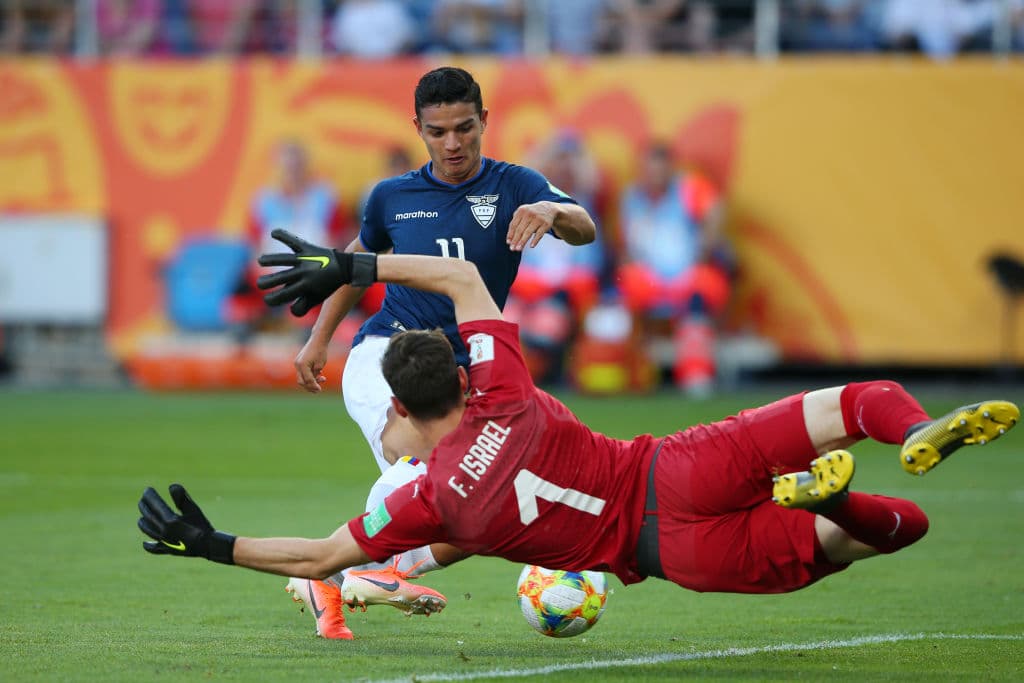 Alexander Alvarado generó la jugada de la pena máxima que sentenció el partido a favor de Ecuador.