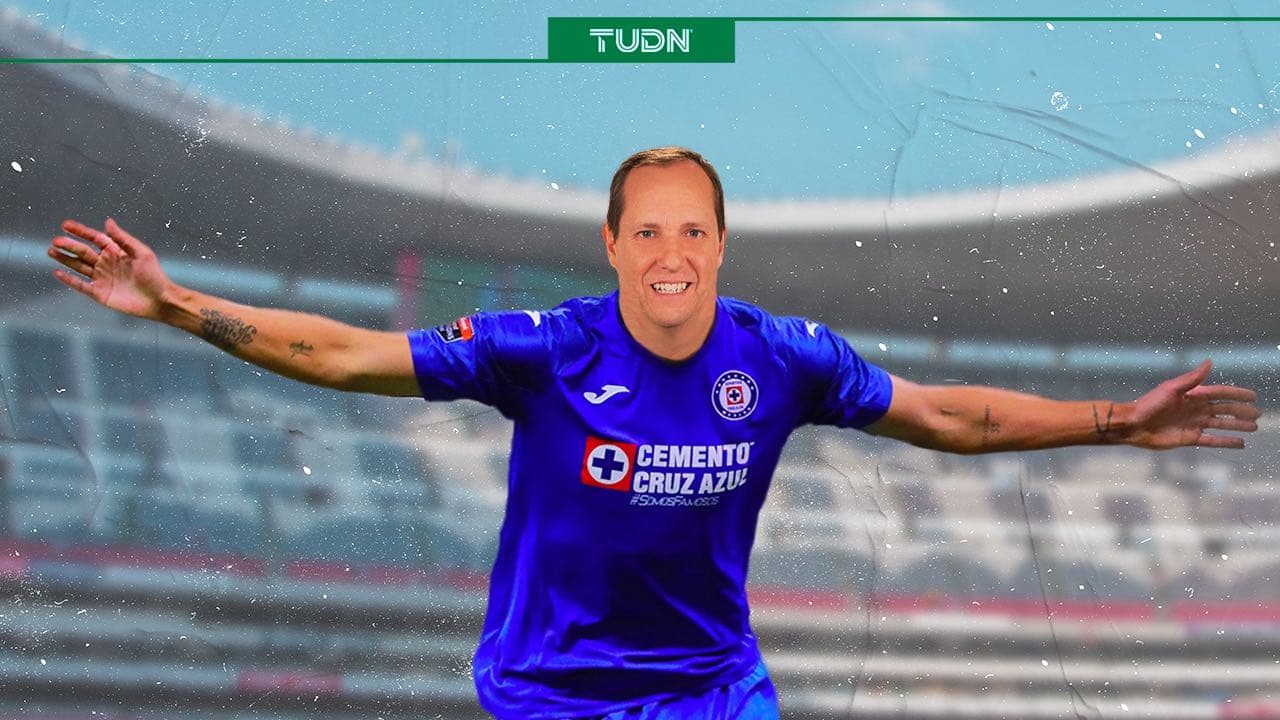 Paco Villa con su jersey del Cruz Azul.