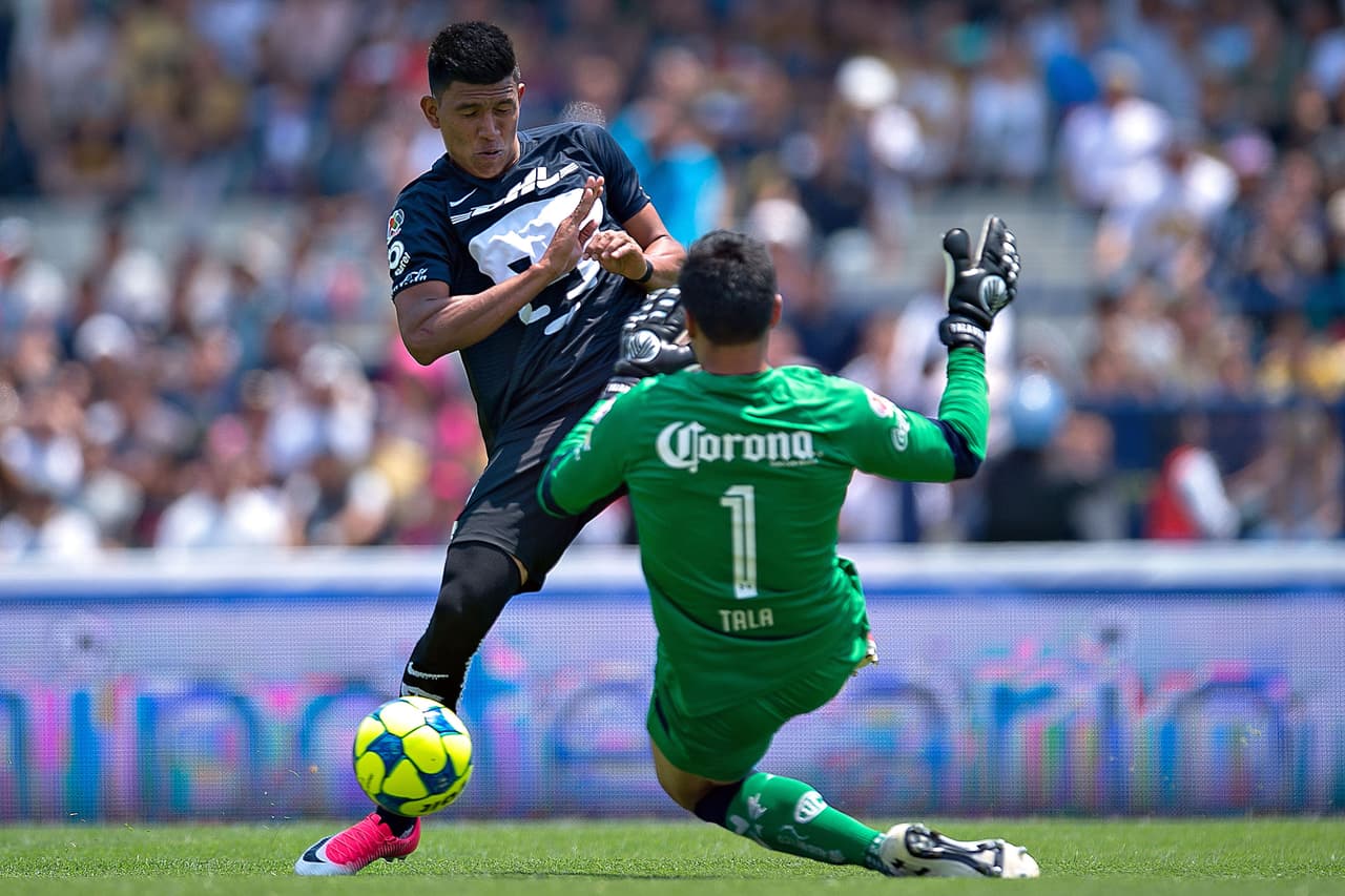 ¡Otra vez Talavera! Jesús Gallardo llega con peligro pero el portero detiene el disparo a dos manos.