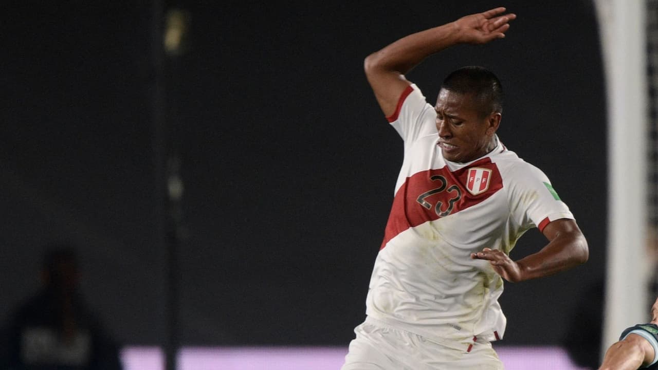América sufre, Pedro Aquino sale por lesión con Perú