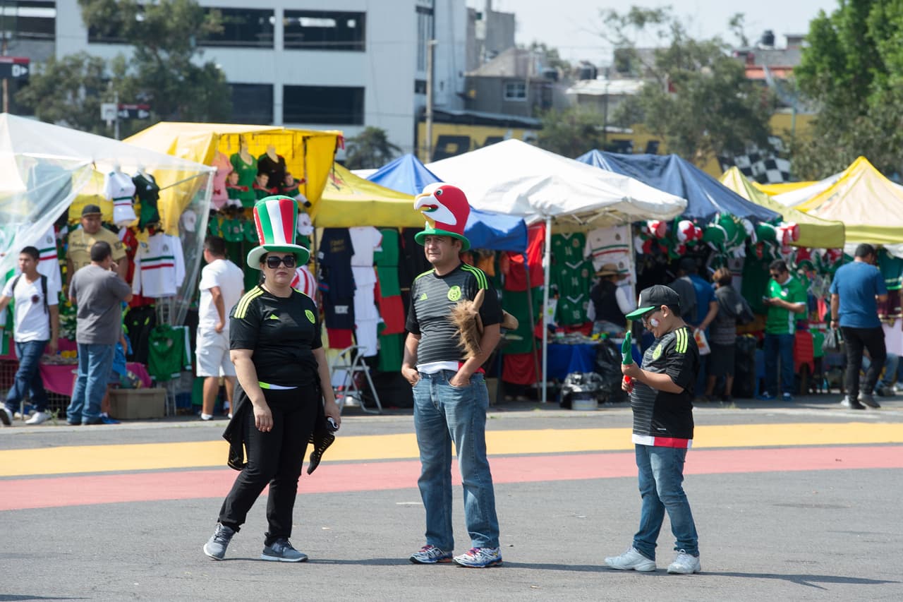 Las banderas, los atuendos típicos y el verde, blanco y rojo se hicieron presentes en el Estadio Azteca. Como siempre, la afición mexicana respondió para apoyar a la Selección.