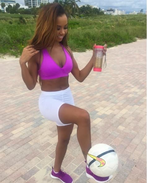 La exuberante modelo estadounidense sorprendió en redes sociales al publicar un video en el cual presume su espectacular cuerpo y su gran habilidad para jugar fútbol.