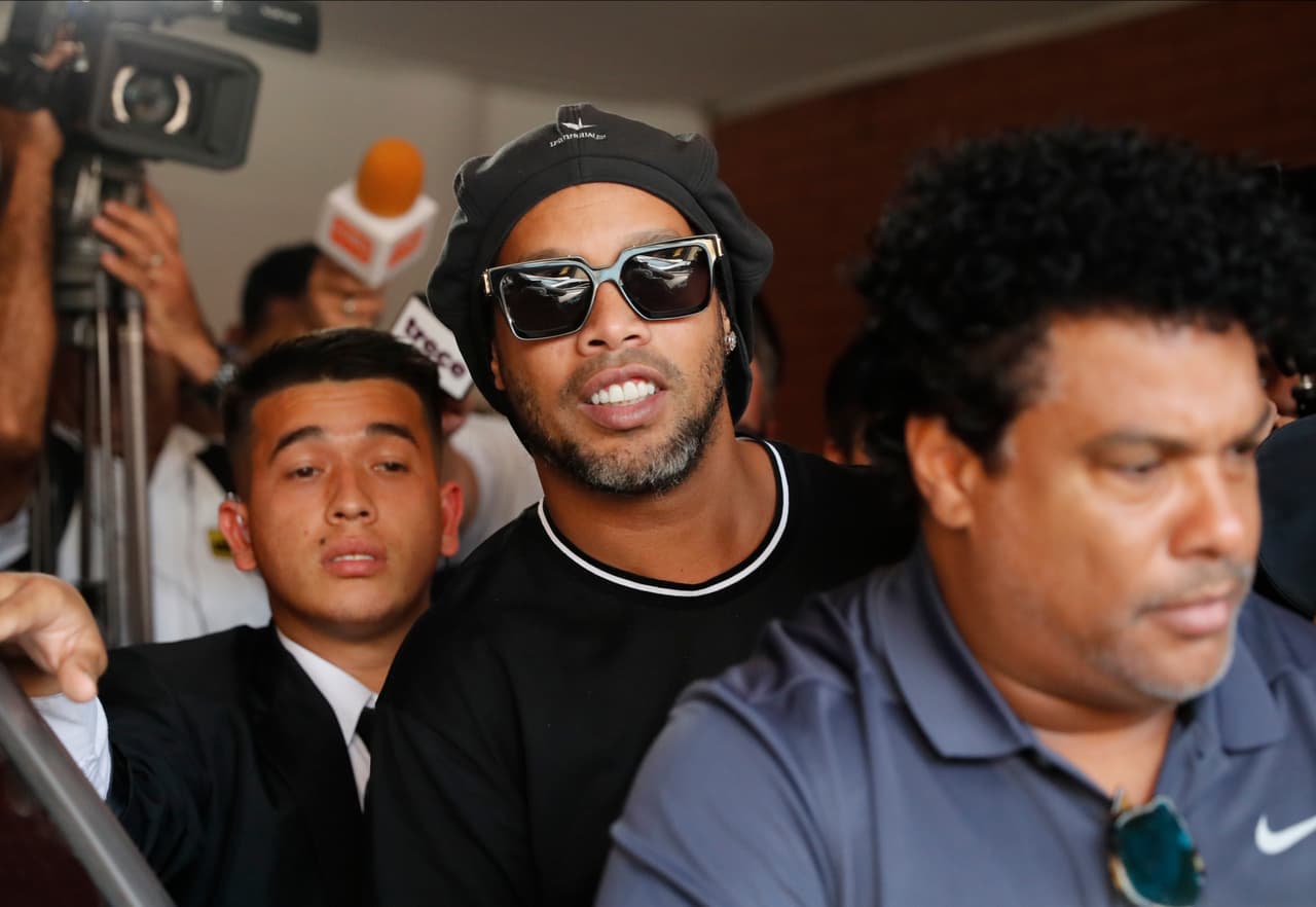 Ronaldinho abandona Paraguay tras pagar multa
