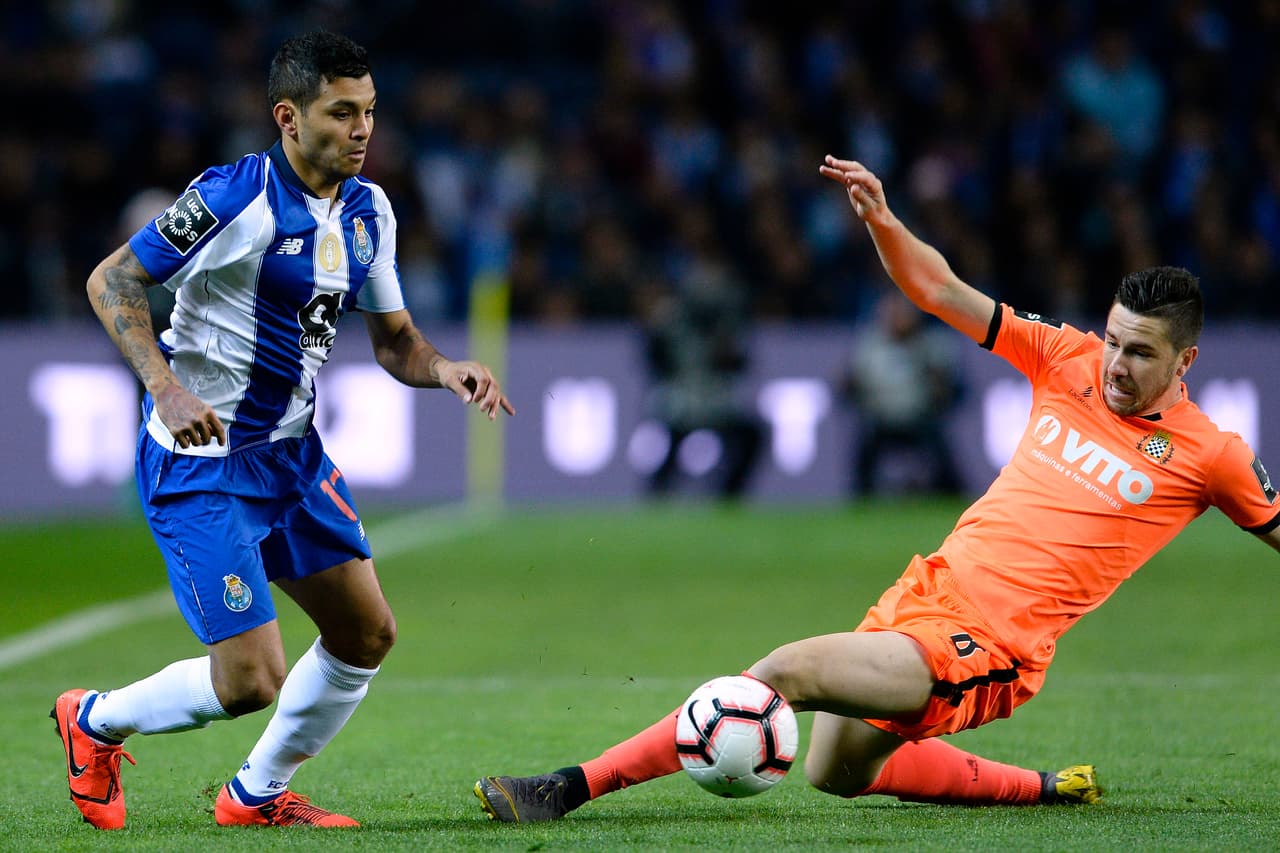 Antes de marcharse del campo, 'Tecatito' Corona (izquierda) aportó a su equipo la asistencia para lo que fue el segundo gol del encuentro.