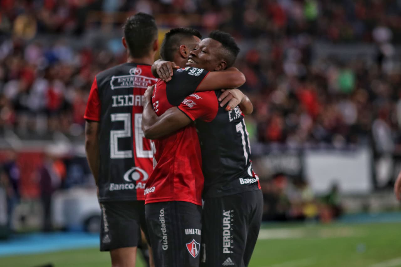 En el minuto 84 el ghanés Clifford Aboagye (derecha) marcó el mejor gol de la noche para poner la cuenta 3-0 a favor de los 'Zorros'.