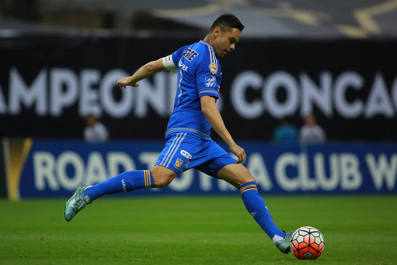 El planteamiento táctico es otro de los temas importantes que Tigres necesita analizar, en más de una ocasión los felinos no han salido a devorarse al rival.Iinician con una línea de 5 en el fondo, logran adueñarse del medio campo pero no tienen profundidad, son dueños del esférico pero no pueden hacer mucho con la pelota.