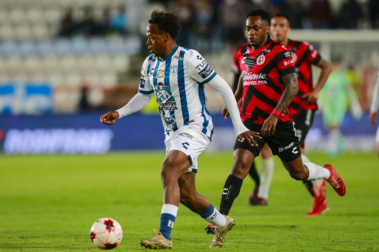 Pachuca perdonó a Xolos y hasta se dio el lujo de fallar un penal por conducto de Nico Ibáñez. El punto le alcanzó para recuperar el liderato por la diferencia de goles.