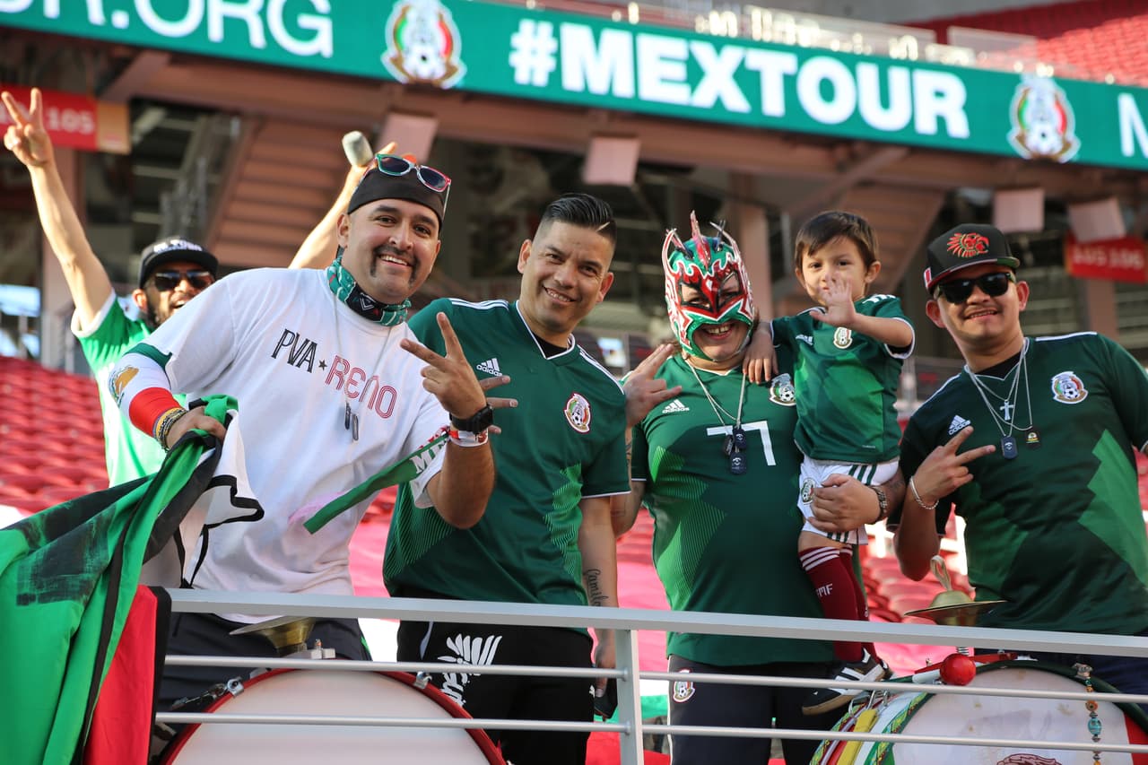 Seguimiento gráfico de los trabajos en cancha de los jugadores, las características del escenario y hasta la alegría de los asistentes en el Levi's Stadium en el partido de México contra Islandia.
