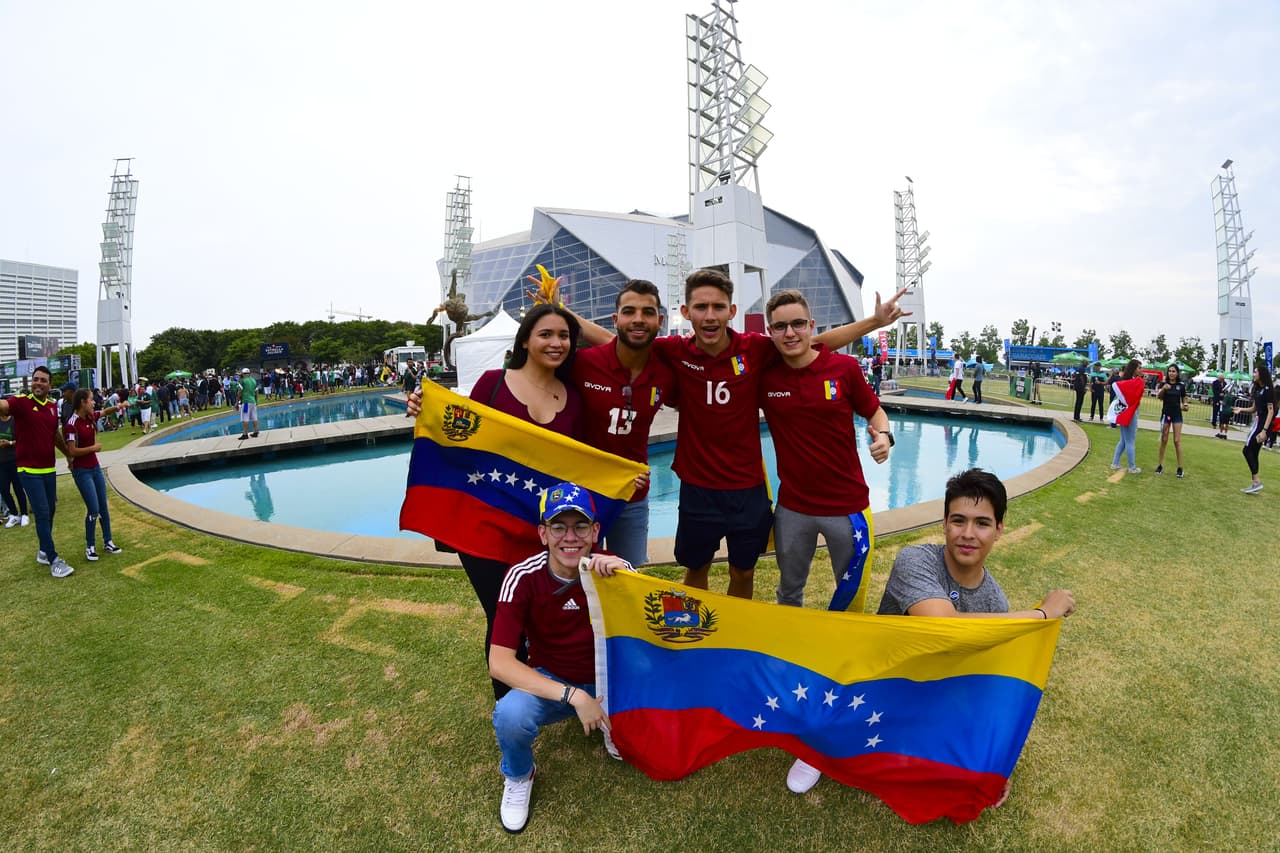 Con gran entusiasmo arribaron los aficionados de la Selección Mexicana para apoyar al Tri en su partido de preparación para la Copa Oro ante Venezuela en Mercedes-Benz Stadium, en Atlanta. Gran colorido y buen ambiente estaban armando los seguidores mexicanos y también los venezolanos que llegaron a apoyar a su Vinotinto, que se prepara para la Copa América.